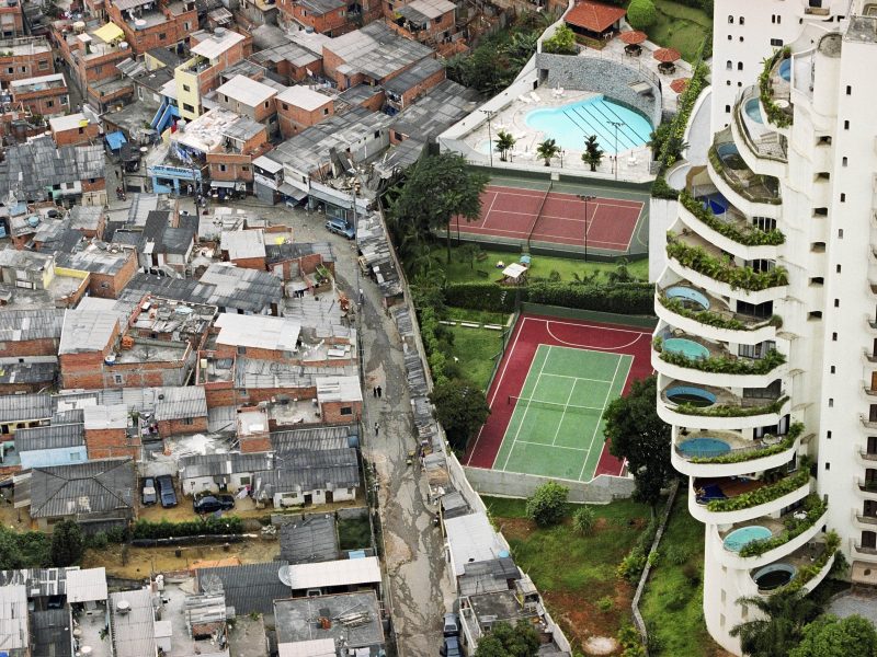 SAO PAULO, BRAZIL, 2005.  The Paraispolis favela (Paradise City shantitown) borders the affluent district of Morumbi in So Paulo, Brazil (Foto: Tuca Vieira)